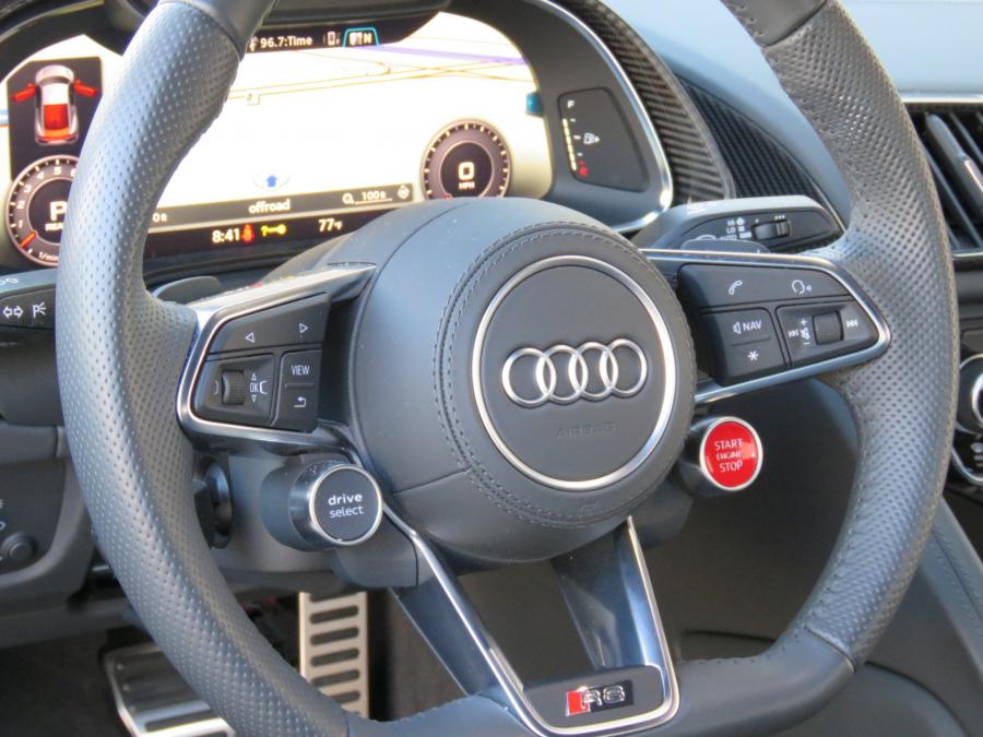 Детали интерьера Audi R8 RWS 2018 года  (фото 45 из 70)